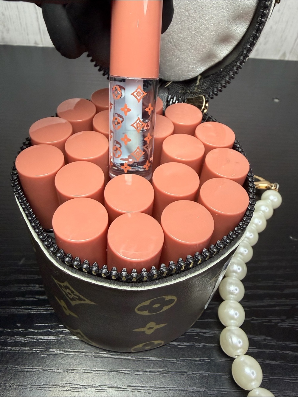 20pcs Lip Gloss In Round Leather-Like Carry Case With Pearl Like Handle - Picture 7 of 9